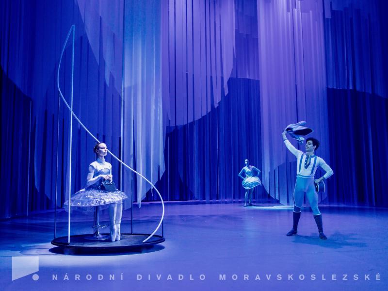 Gloria Studer (COPPÉLIA), Brittany Catalinas Haws (SVANILDA), Sergio Méndez Romero (FRANZ)
Foto: Lucie Maceczková.