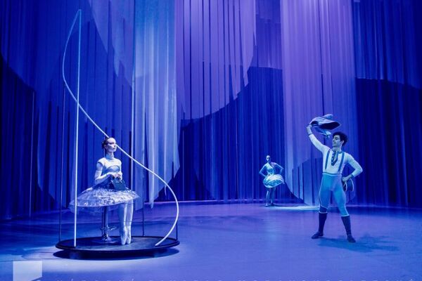 Gloria Studer (COPPÉLIA), Brittany Catalinas Haws (SVANILDA), Sergio Méndez Romero (FRANZ)
Foto: Lucie Maceczková.