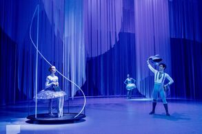 Gloria Studer (COPPÉLIA), Brittany Catalinas Haws (SVANILDA), Sergio Méndez Romero (FRANZ)
Foto: Lucie Maceczková.