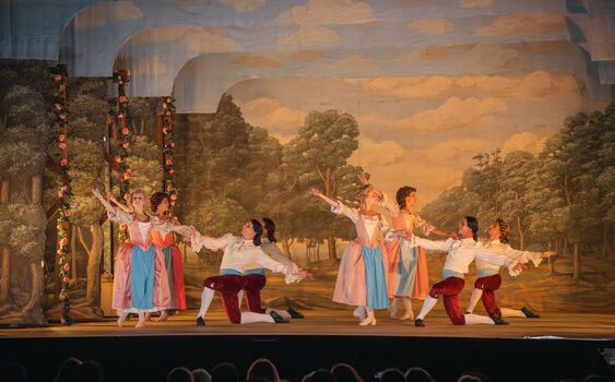 Epochal Dances roztančili Bachovy suity ve Florea Theatrum. Inscenovali je jako půvabnou pastorálu 