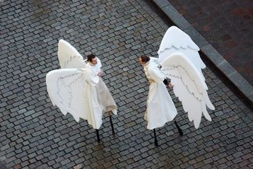 Advent zahájí andělský průvod, naváže na něj první zimní festival pouličního divadla Za dveřmi