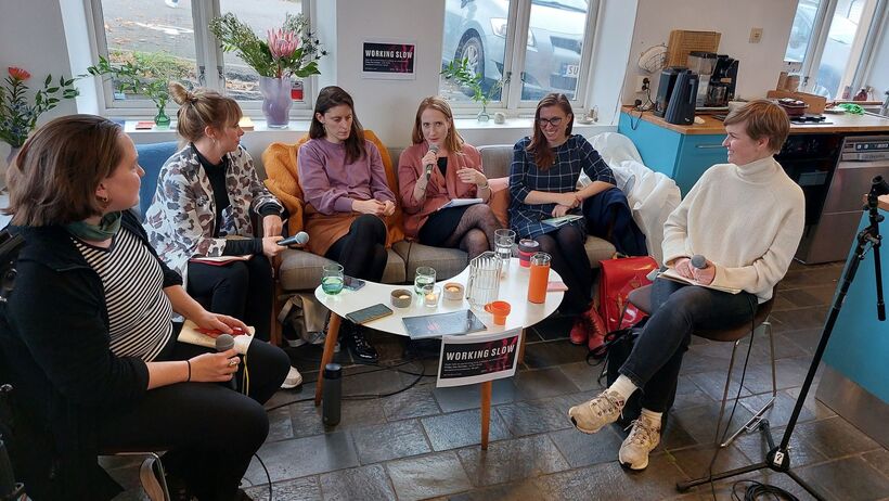 Diskuse Working slow: zleva Hild Borchgrevink, Lydia Wharf, Lena Megyeri, Lucie Hayashi, Petra Dotlačilová, Anette Therese Pettersen. Foto: Daniela Machová.