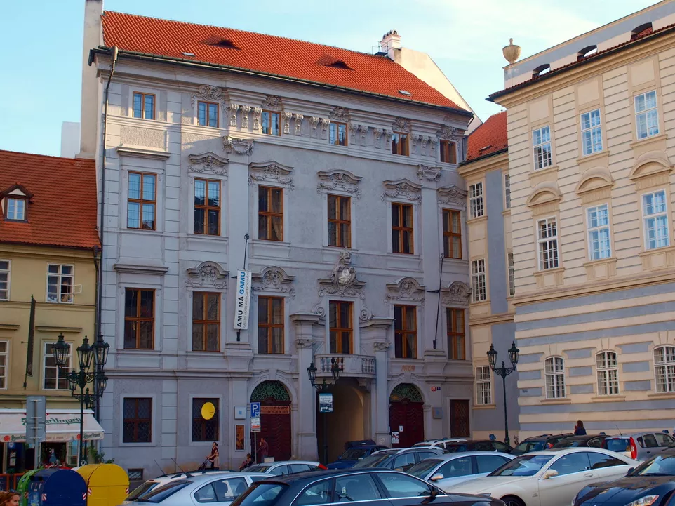 Hartigovský palác. Zdroj Wikimedia Commons.
