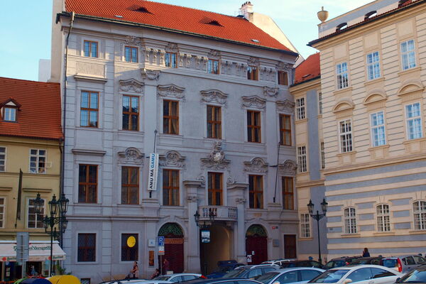 Hartigovský palác. Zdroj Wikimedia Commons.
