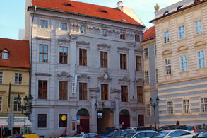 Hartigovský palác. Zdroj Wikimedia Commons.