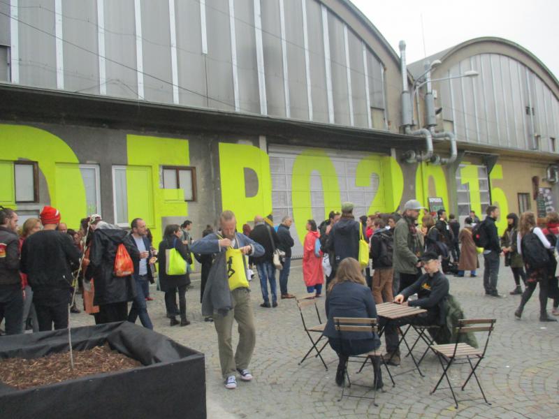 Diváci čekající před vstupem do DEPA2015, Foto Josef Bartoš