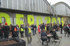 Diváci čekající před vstupem do DEPA2015, Foto Josef Bartoš