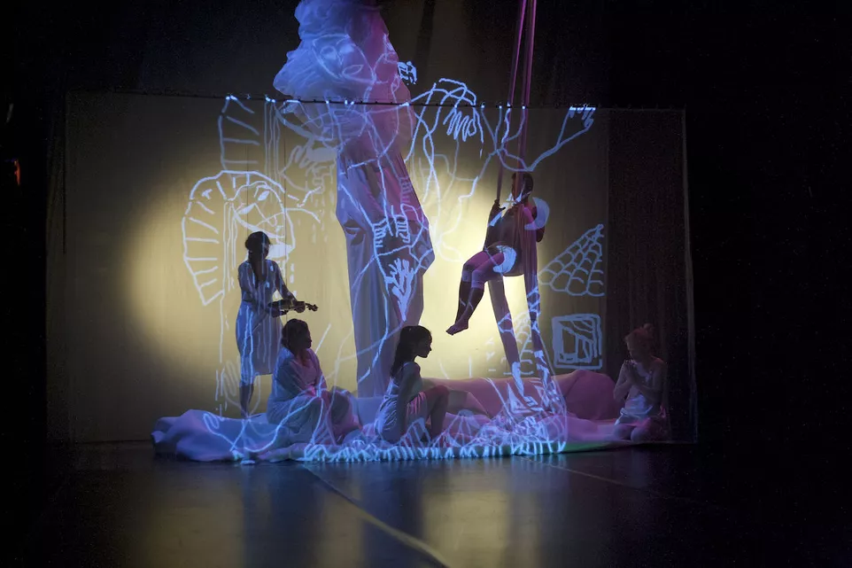 

Dům (Ateliér výchovné dramatiky Neslyšících v režii Zoji Mikotové). Foto: Markéta Šedivá