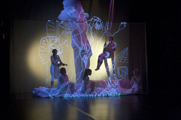 

Dům (Ateliér výchovné dramatiky Neslyšících v režii Zoji Mikotové). Foto: Markéta Šedivá