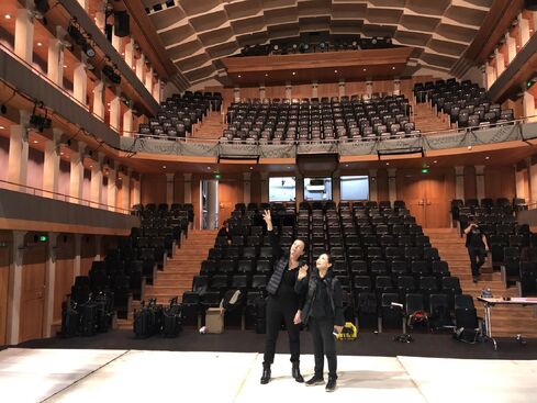 Jana Svobodová a Wen Hui při přípravě na scéně Theatre de la Ville v Paříži (listopad 2019). Foto: Jakub Hrab.