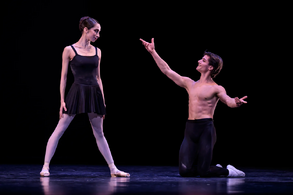 Srakasmy - Sarkasmen, choreografie: Hans van Manen. Balet ND Praha (Romina Contreras, Paul Irmatov)
Foto: Sergei Gherciu.