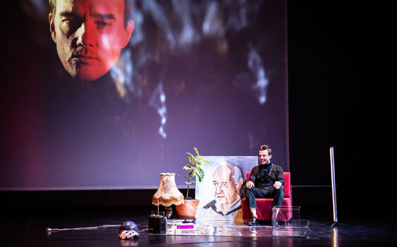 HIT je precizní studií reality, která potvrzuje Bártovu uměleckou vyzrálost