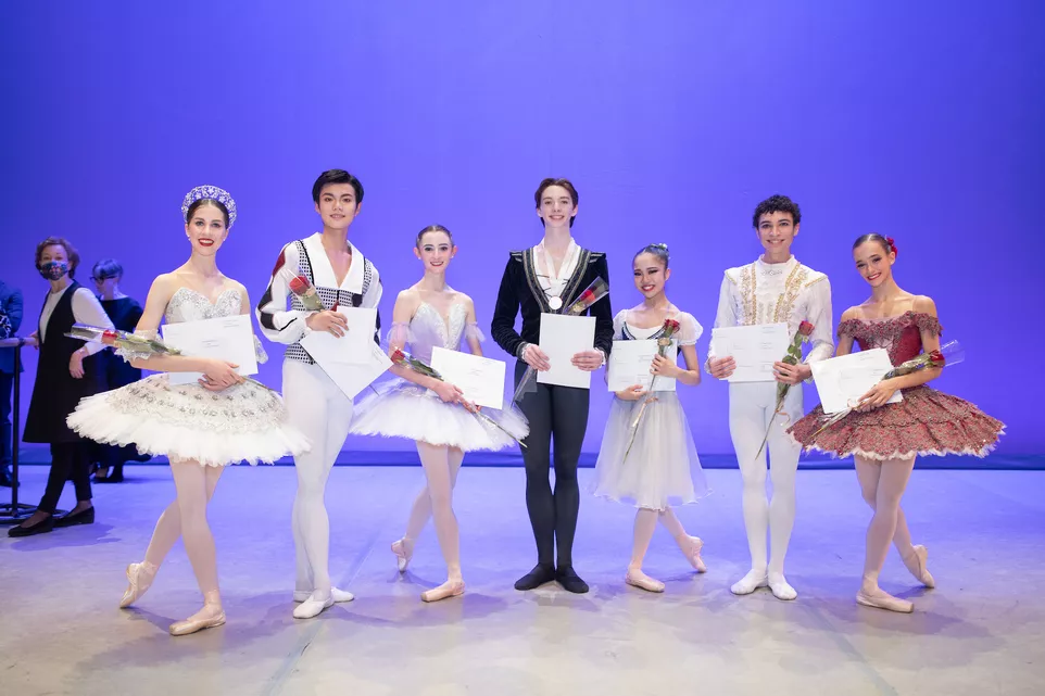 7 vítězů letošního ročníku Prix de Lausanne. Foto © Rodrigo Buas.