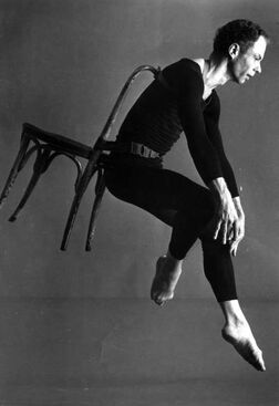 Merce Cunningham v Antic Meet. Zdroj: Walker Art Center.