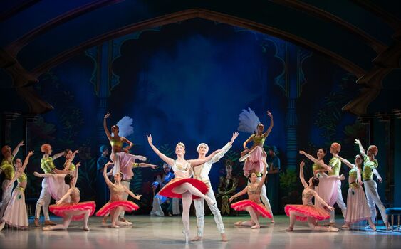 La Bayadère v Plzni hýří barvami. Poetické podtóny romantického příběhu se vytrácejí v nedotažené režii a nastudování