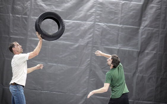 Hračičkové sobě. Pneu akrobacie na Jatkách 78 lépe baví, než filozofuje