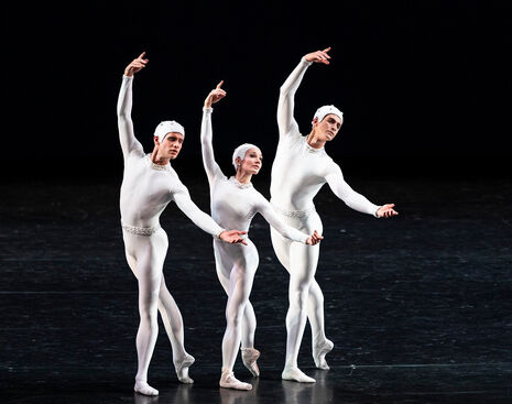Monotones II (Melissa Hamilton, Nicole Edmonds, Reece Clark). Foto: Fonteini Christofilopoulou.