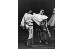 J. Jarošová a Jaroslav Novotný v představení Lašské tance, choreografie a režie Josef Škoda, rok 1953.
