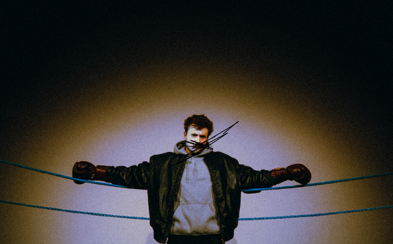 Mates Petrák hledá vlastní tvář v tradici mimu. Silné momenty se ale topí v roztříštěné dramaturgii 