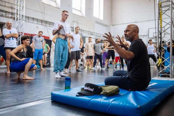 Členové souboru Cirk La Putyka a Akram Khan během workshopu.