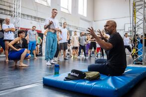 Členové souboru Cirk La Putyka a Akram Khan během workshopu.