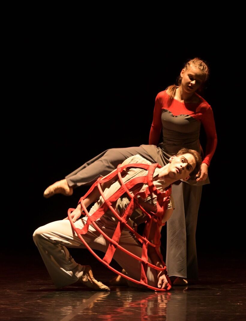Místo na zemi. V kleci. Bohemia balet. Luisa Brychcínová a Matěj Šimůnek. Foto Ivo Dankovič. 