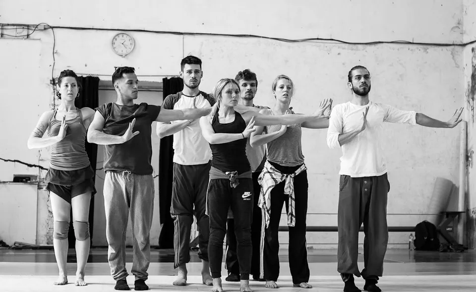 Fotka ze zkoušky (F. M. Amante, S. Groenendijk, M. Gouicem, N. Oeghoede, V. Rak, A. Rioche, F. Staněk, N. Leahey). Foto: Michal Hančovský