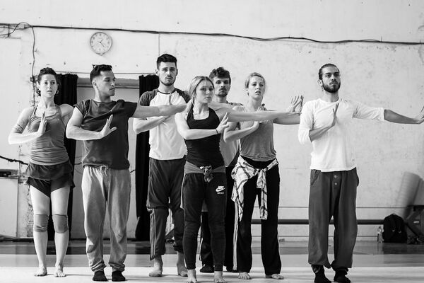 Fotka ze zkoušky (F. M. Amante, S. Groenendijk, M. Gouicem, N. Oeghoede, V. Rak, A. Rioche, F. Staněk, N. Leahey). Foto: Michal Hančovský