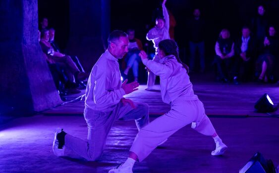 Janáčkova Sinfonietta jako dialog mezi minulostí a současností. S dynamickou choreografií umocněnou prostory vodojemů