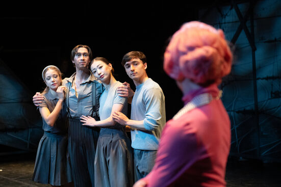 Návštěva staré dámy. Victoria Roemer, Karel Audy, Mami Mołoniewicz, Simone Carosso, Sara Antikainen. Foto: Irena Štěrbová.