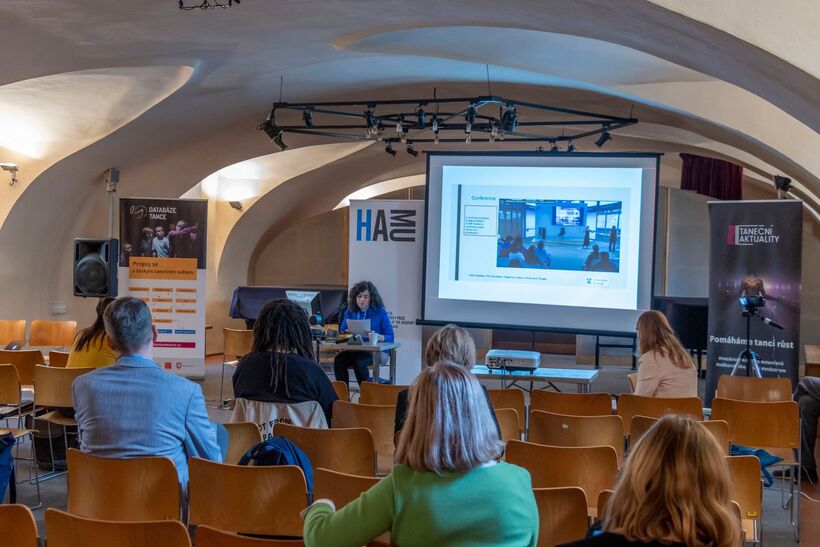 Konference o tanečním výzkumu - Sofia Caballero: The scientific dissemination of dance: a performance-lecture from Jone Sab Martin and Maria Auxiliadora Galvez (COAM, Madrid, 2019).. Foto: Ladislav Beneš.