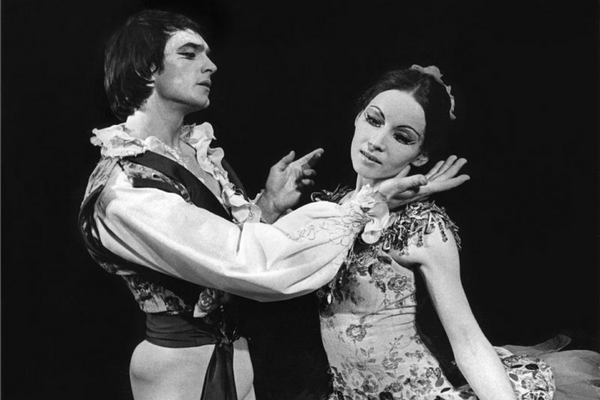 Marta Drottnerová a Vlastimil Harapes. Šípková Růženka. Foto: Jaromír Svoboda, zdroj Archiv Národního divadla.
