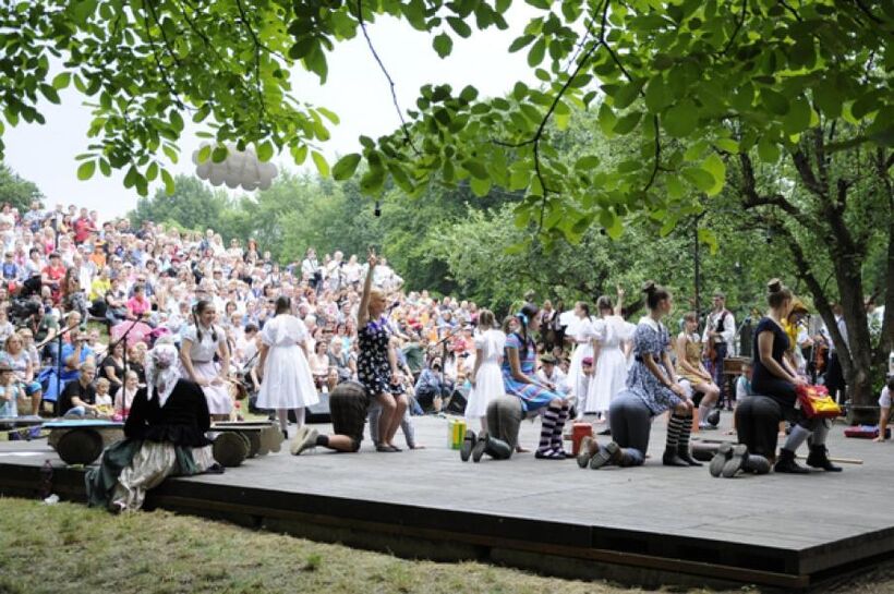 Dětský folklor na jevišti. Foto: Archiv festivalu.