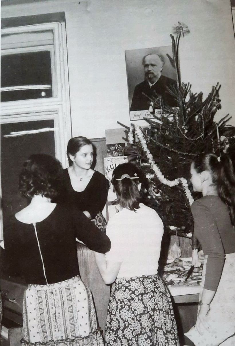Vánoční večírek ve zkušebně souboru Vycpálkovci, 80. léta. Zdroj: Soukromý archiv E. Rejškové.
