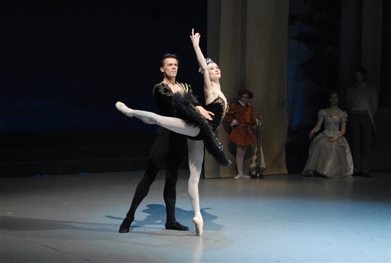 Labutí jezero, Dmitri Gruzdyev (Princ Siegfried), Daria Klimentová (Odilie). Foto: Petr Našic.