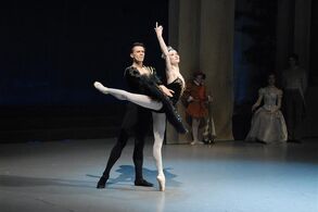 Labutí jezero, Dmitri Gruzdyev (Princ Siegfried), Daria Klimentová (Odilie). Foto: Petr Našic.