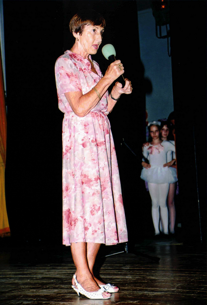 J. Jarošová v roce 2002 při moderování závěrečného vystoupení žáků baletních kurzů.