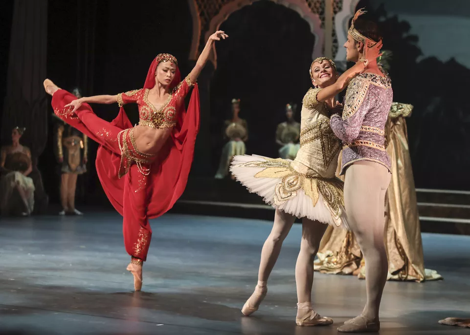 Bajadéra (Eriko Wakizono, Ivona Jeličová a Michal Krčmář). Foto: Ctibor Bachratý.