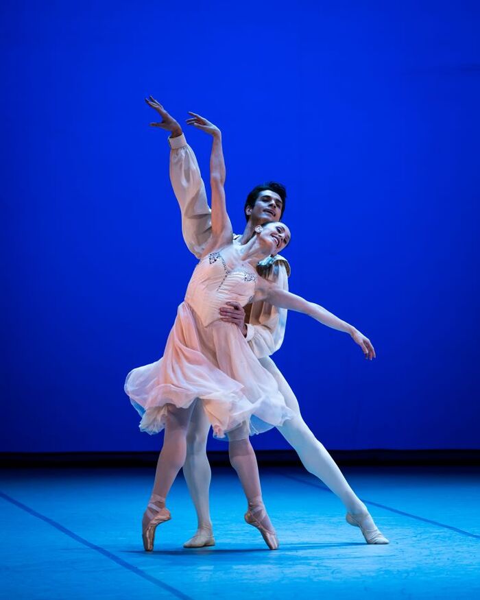 Marianela Nunez a Reece Clarke v Tchaikovsky Pas de deux. Foto: Arthur Abram.