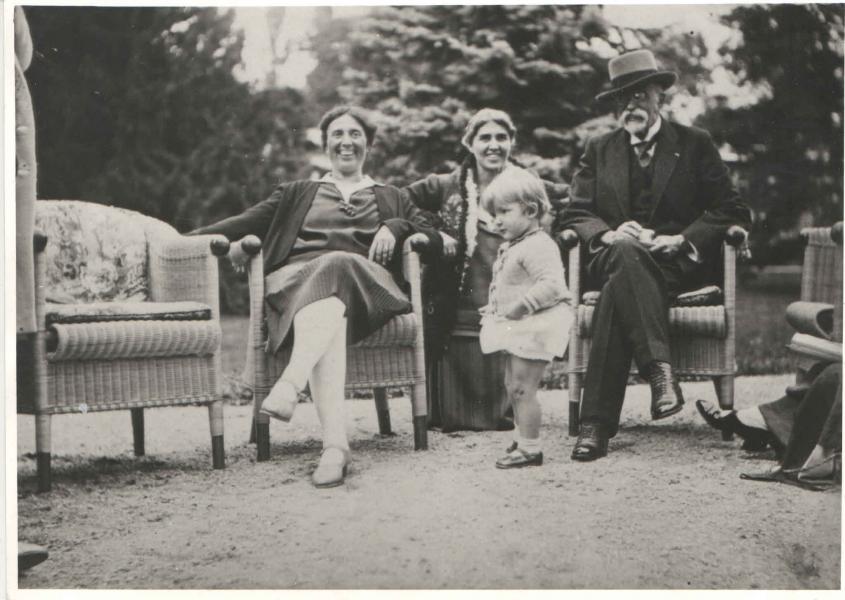 Eva Kröschlová s TGM (Topolčianky 1928). Foto Kyliánovo taneční centrum a knihovna v Praze.