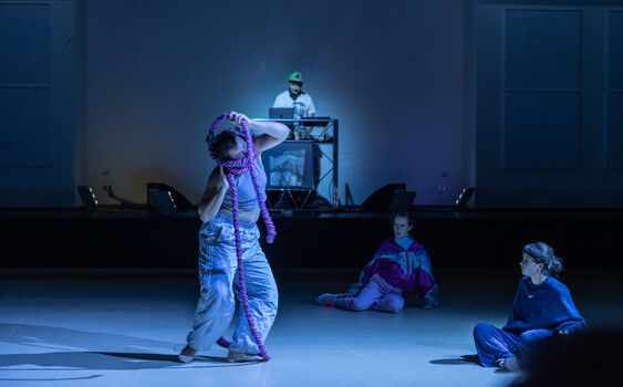 O pocitu osamocení a osobních hranicích. Odpojení má však dramaturgické a choreografické rezervy 