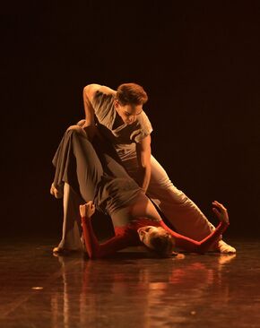 Místo na zemi. V kleci. Bohemia balet. Luisa Brychcínová a Matěj Šimůnek. Foto Ivo Dankovič. 