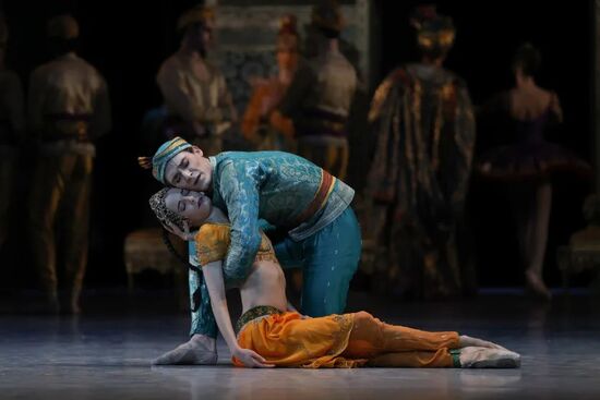 La Bayadère (Hugo Marchand, Amandine Albisson). Foto: Svetlana Lobof/Opéra national de Paris.