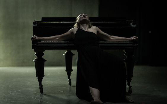 Jsem introvertní typ se slušně vyvinutým smyslem pro humor, s úsměvem konstatuje performerka Hana Varadzinová