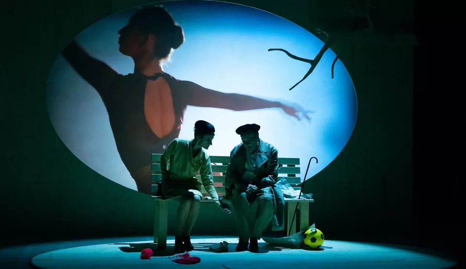 V parku. Zuzana Hrzalová a Josef Kotěšovský. Foto: Jan Malíř. 