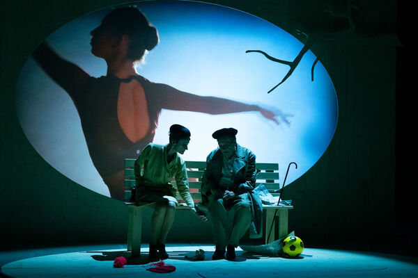 V parku. Zuzana Hrzalová a Josef Kotěšovský. Foto: Jan Malíř. 