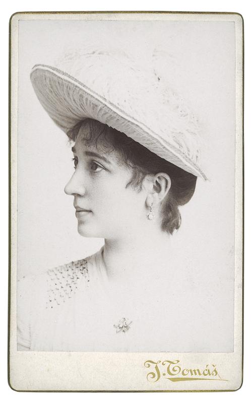 Giulietta Paltrinieri - civilní fotografie . Foto: J. Tomáš, Archiv Národního divadla.