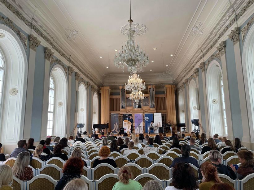 Konference ZUŠ v sále Martinů HAMU. Foto: Zora Breczková.