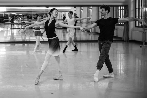 Balet ND - Who cares?. Foto ze zkoušky (Nana Nakagawa a Federico Ievoli). Foto Serghei Gherciu, The George Balanchine Trust.