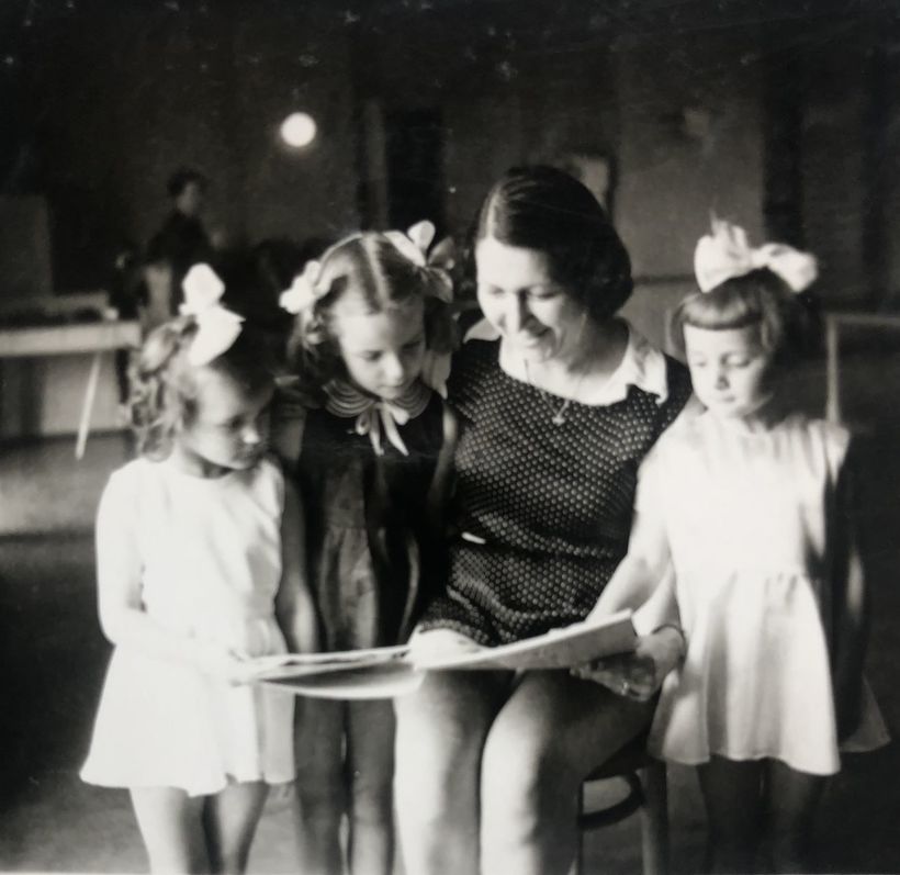 L. Psotová-Kvasnicová se svými žačkami. Foto: Archiv P. Vévodové.